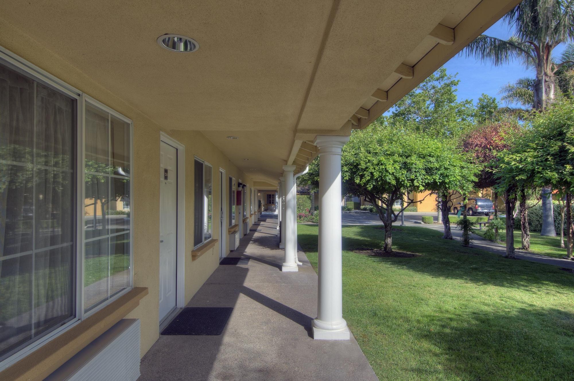 University Park Inn & Suites Davis Exterior photo