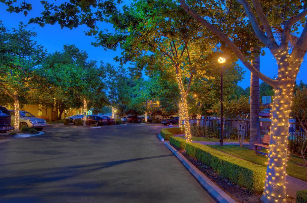 University Park Inn & Suites Davis Exterior photo