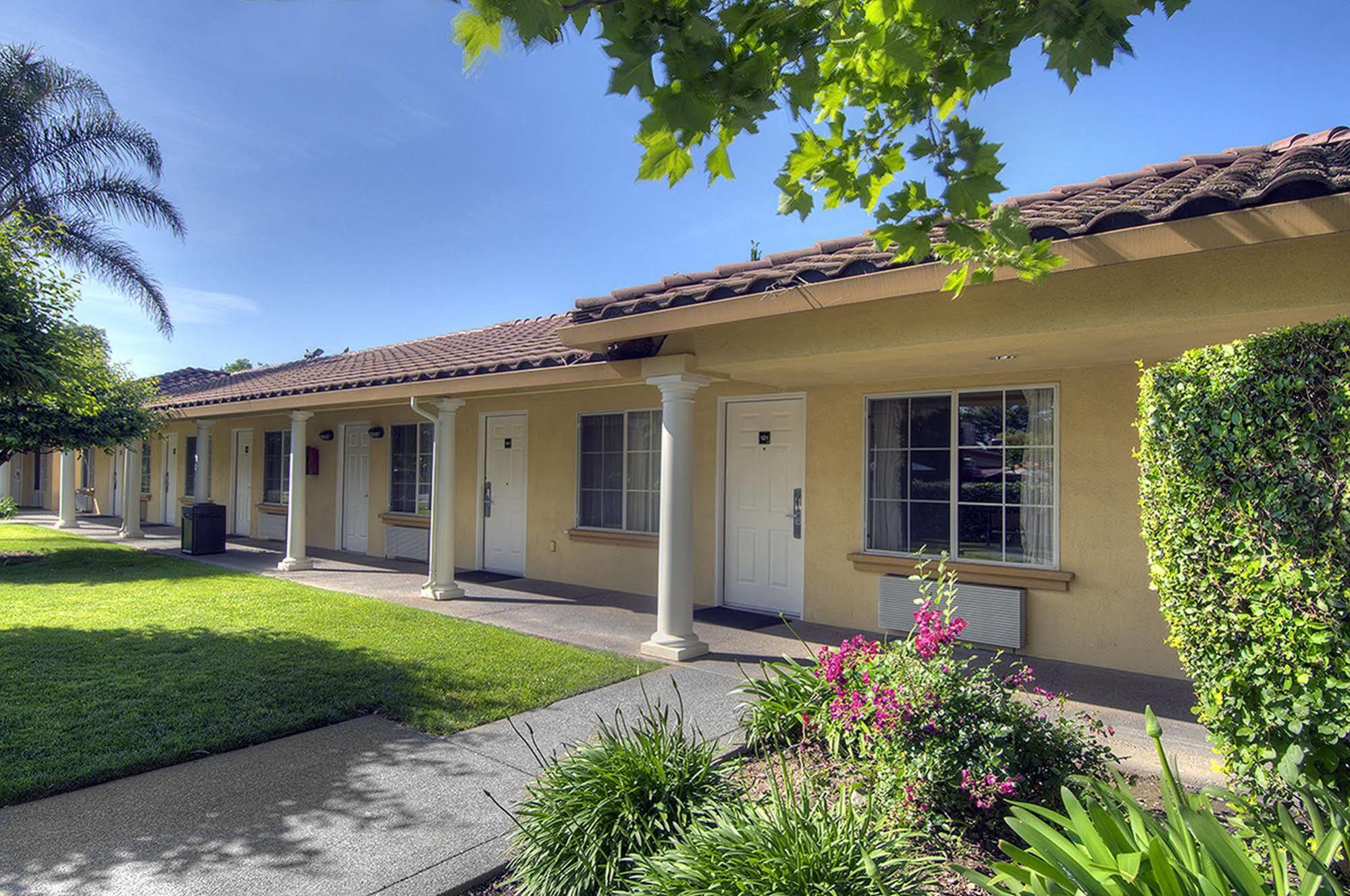 University Park Inn & Suites Davis Exterior photo